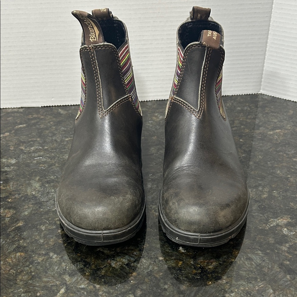 Blundstone classic boots, women’s size 9 with multicolor elastic